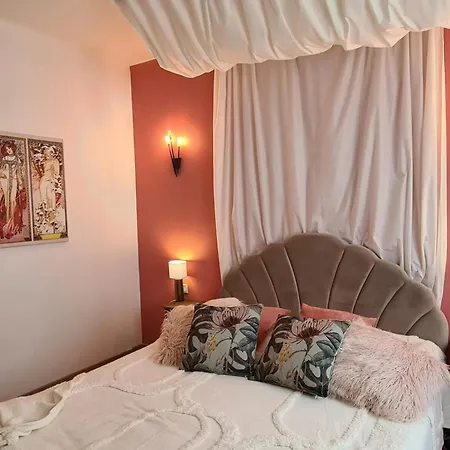 A L'ombre Du Clocher 칼렌자나