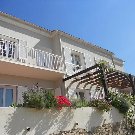 A L'ombre Du Clocher 3*