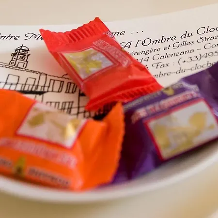 A L'ombre Du Clocher 칼렌자나