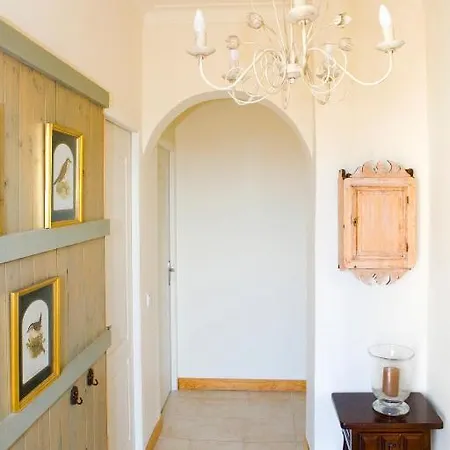 A L'ombre Du Clocher 3*