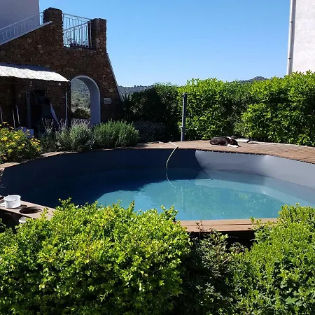 A L'ombre Du Clocher 3*