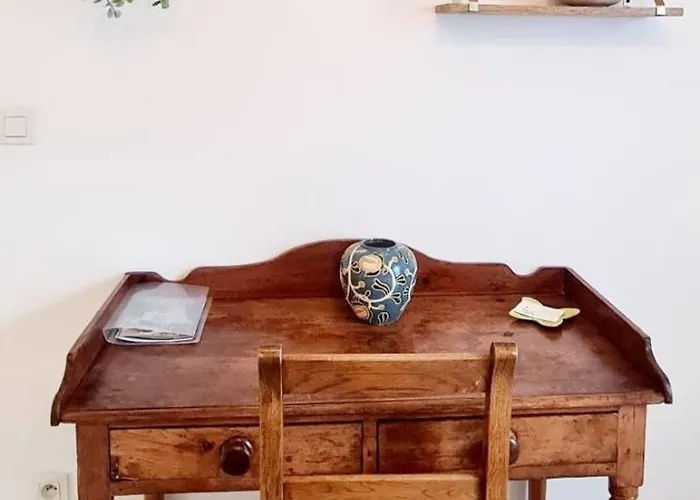 A L'ombre Du Clocher 3*