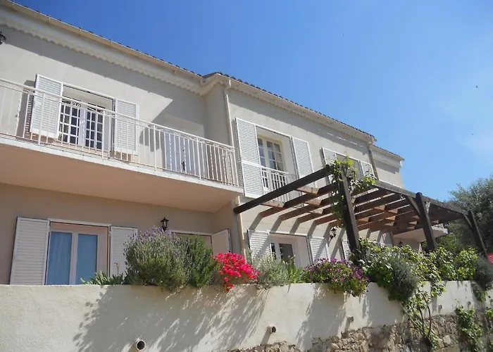 A L'ombre Du Clocher 3*