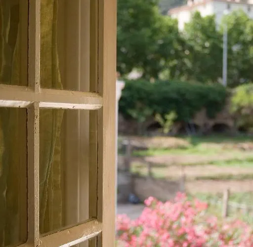 A L'ombre Du Clocher