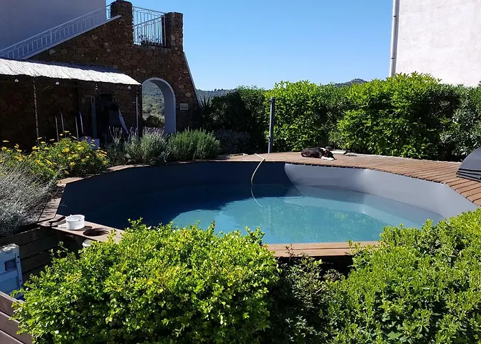 A L'ombre Du Clocher 3*