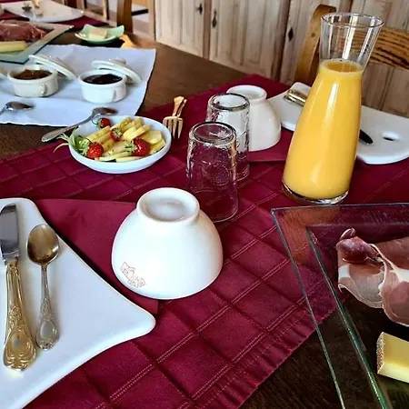 A L'ombre Du Clocher