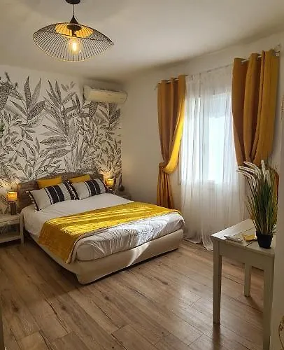 Frühstückspension A L'ombre Du Clocher 3*