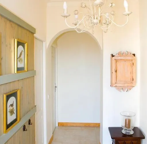 A L'ombre Du Clocher 3*